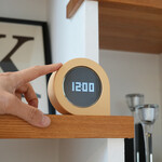 グラビティフリップ サーモメータークロック（イエロー） 撮影時の照明や光の当たり具合により、実際の商品と色味や見え方が異なる場合がございます。あらかじめご了承ください。