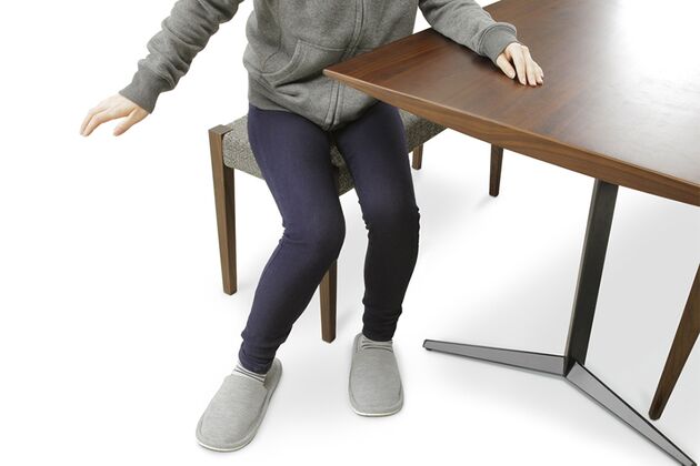 〖24〗150 シェルフ脚ダイニングテーブル 4枚目 2本脚なので立ち座りがしやすい構造。