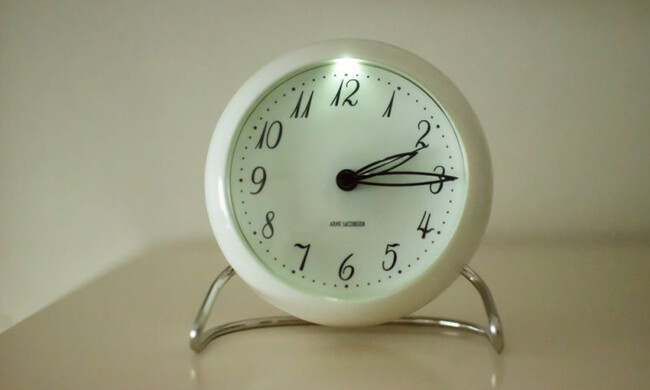 アルネ ヤコブセン テーブルクロック アラーム / LK ホワイト 43670 