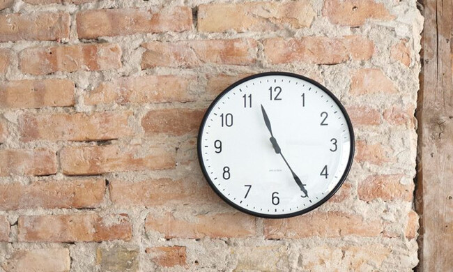 アルネ ヤコブセン ウォールクロック ステーション STATION / φ21cm ホワイト 43633 