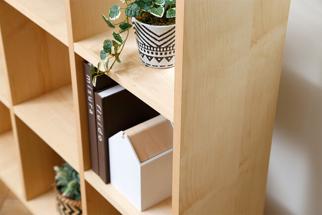 木の温もりに癒やされるシェルフ 