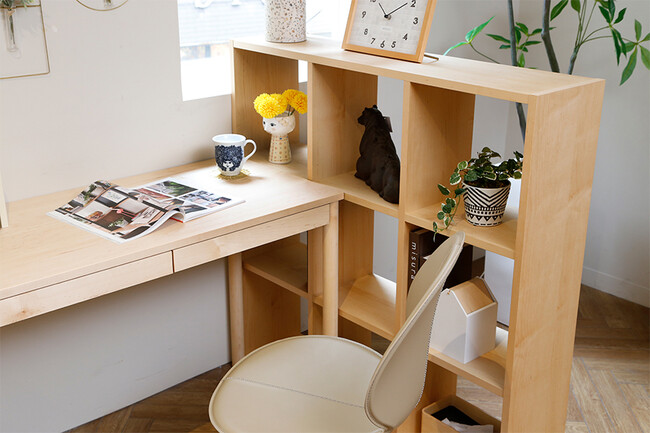 木の温もりに癒やされるシェルフ 