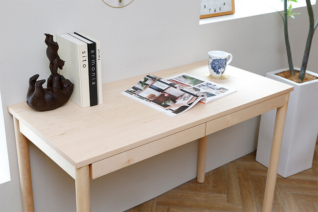 木の温もりに癒やされる無垢材デスク 
