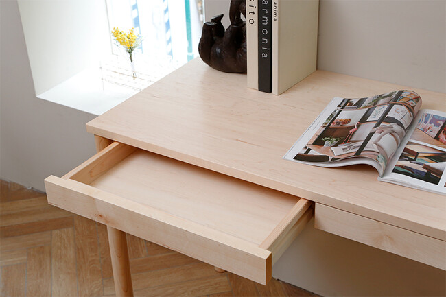 木の温もりに癒やされる無垢材デスク 