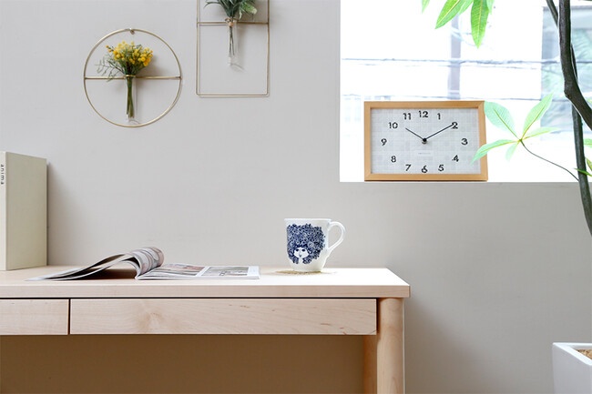 木の温もりに癒やされる無垢材デスク 