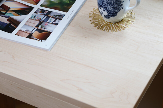 木の温もりに癒やされる無垢材デスク 