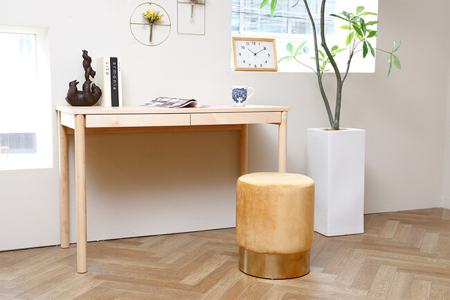 木の温もりに癒やされる無垢材デスク 