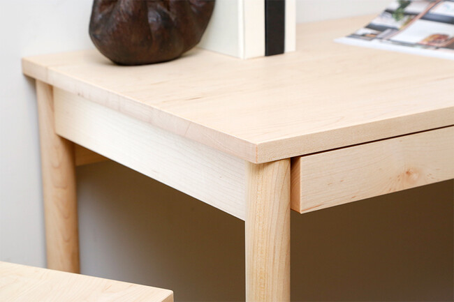 木の温もりに癒やされる無垢材デスク 