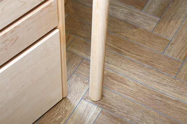 木の温もりに癒やされる無垢材デスク 