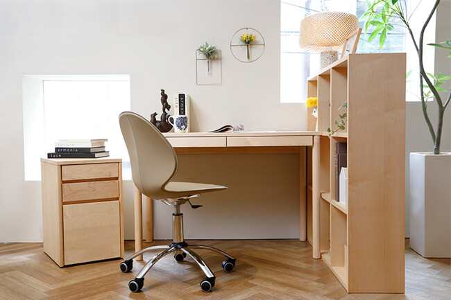 木の温もりに癒やされる無垢材デスク 