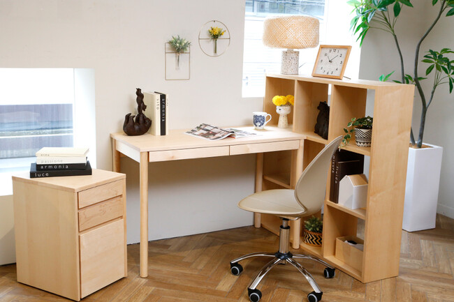 木の温もりに癒やされるシェルフ 