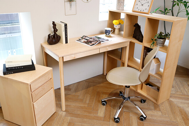 木の温もりに癒やされる無垢材デスク 