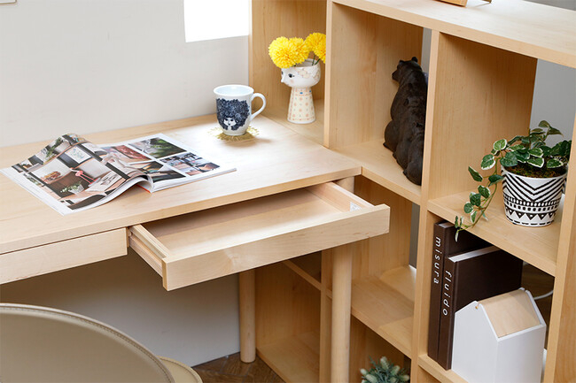 木の温もりに癒やされる無垢材デスク 