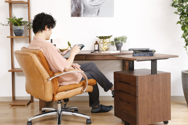 ポケットコイル内蔵 デスクチェア（ライトブラウン） モデル身長：169cm