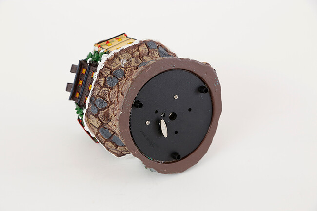 SKATING CHILDREN MUSIC BOX * 