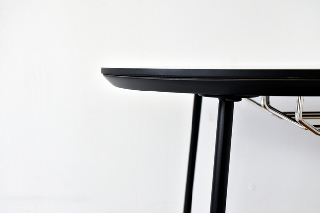 収納付きのモダンなサイドテーブル 