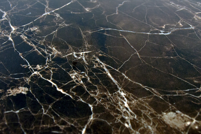 収納付きのモダンなサイドテーブル 