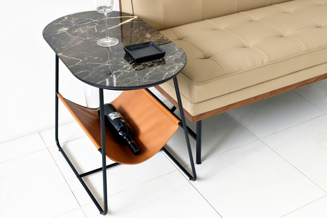 収納付きのモダンなサイドテーブル 