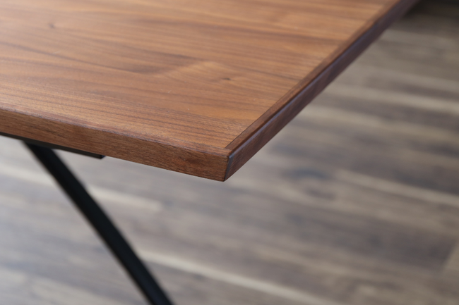 ブラック脚の昇降式リビングテーブル 