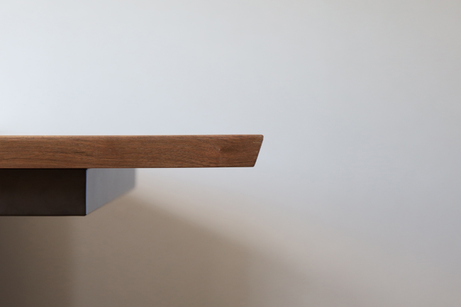 ブラック脚の昇降式リビングテーブル 