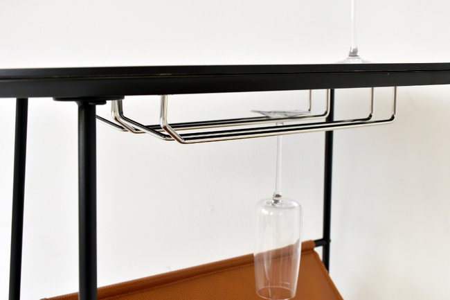 収納付きのモダンなサイドテーブル 