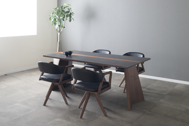モダンなセラミック天板のダイニングテーブル 