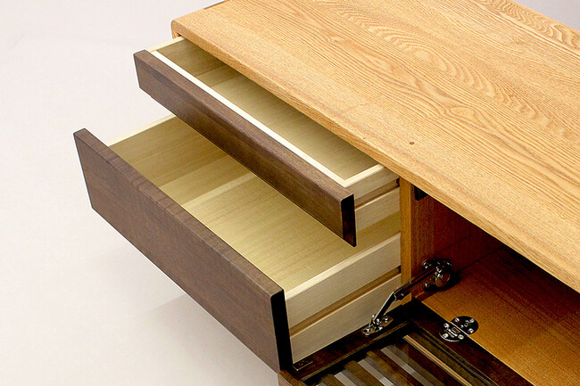 繊細で美しい無垢材のテレビボード（ライト） 