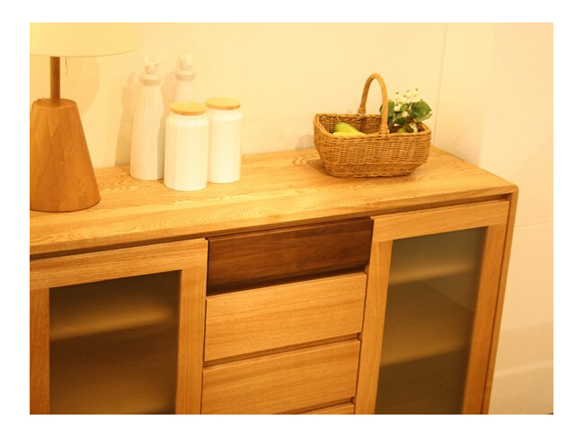 繊細で美しい無垢材のサイドボード 