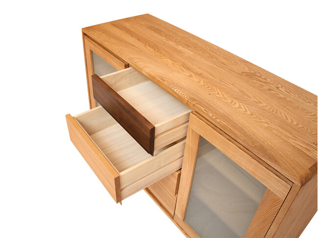 繊細で美しい無垢材のサイドボード 