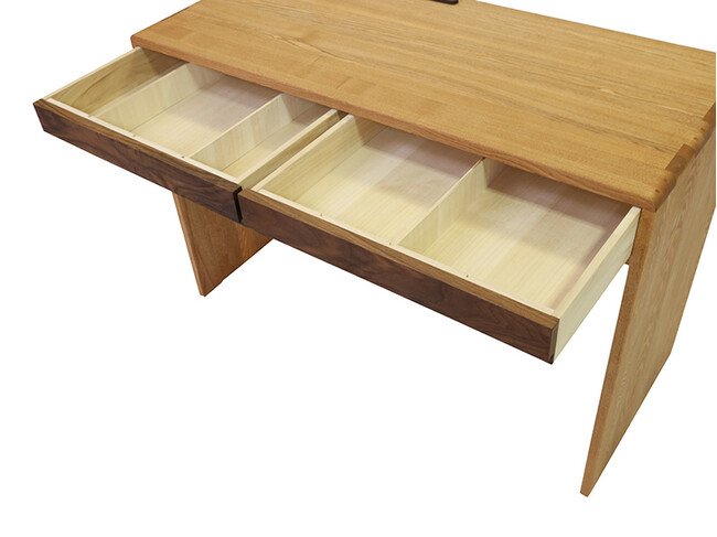 繊細で美しい無垢材のデスク 