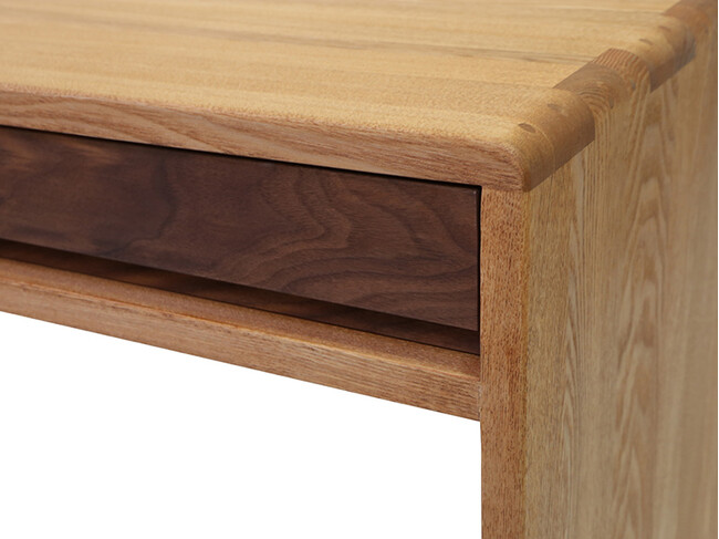 繊細で美しい無垢材のデスク 