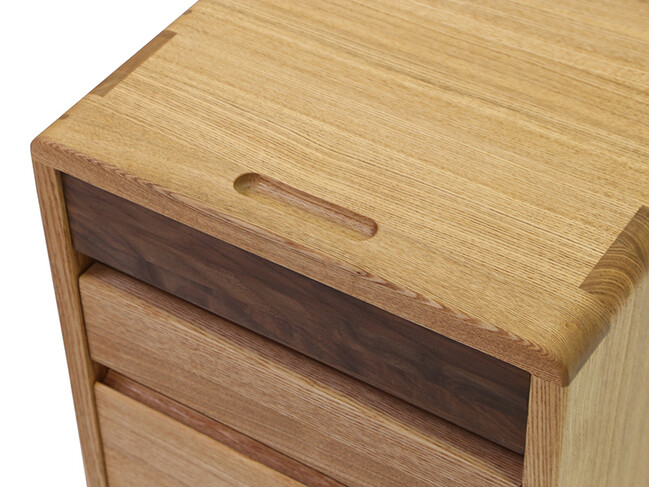 繊細で美しい無垢材のデスクワゴン 