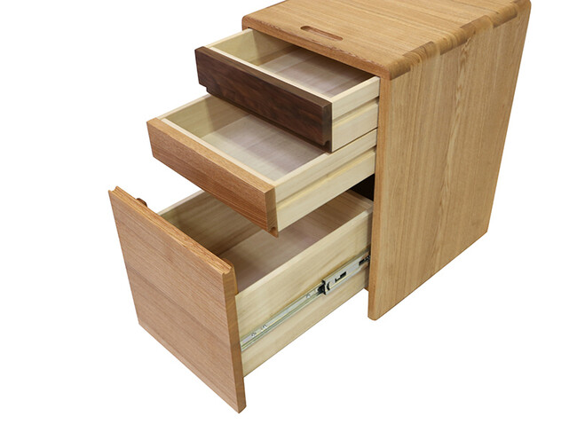 繊細で美しい無垢材のデスクワゴン 