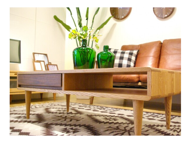 繊細で美しい無垢材のリビングテーブル（ダーク） ライト