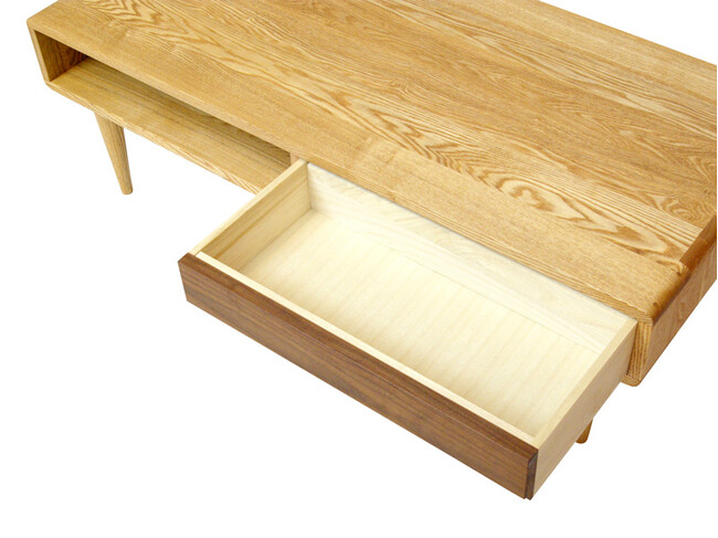 繊細で美しい無垢材のリビングテーブル（ダーク） ライト