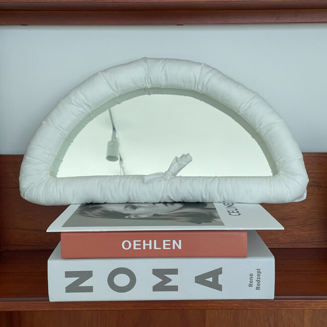 ハーフムーンクッションミラー (ホワイト) 