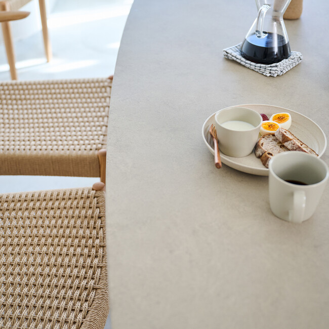 ウィルティック ハーフラウンド マティエラ塗装 ダイニングテーブル（レッドオーク脚） 